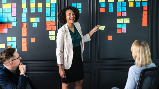Le théâtre dispose de mille outils précieux pour mieux communiquer, se comprendre et travailler ensemble! ATRE propose différentes formations pour favoriser l'harmonie et l'efficacité des équipes dans votre entreprise ou votre organisation.
